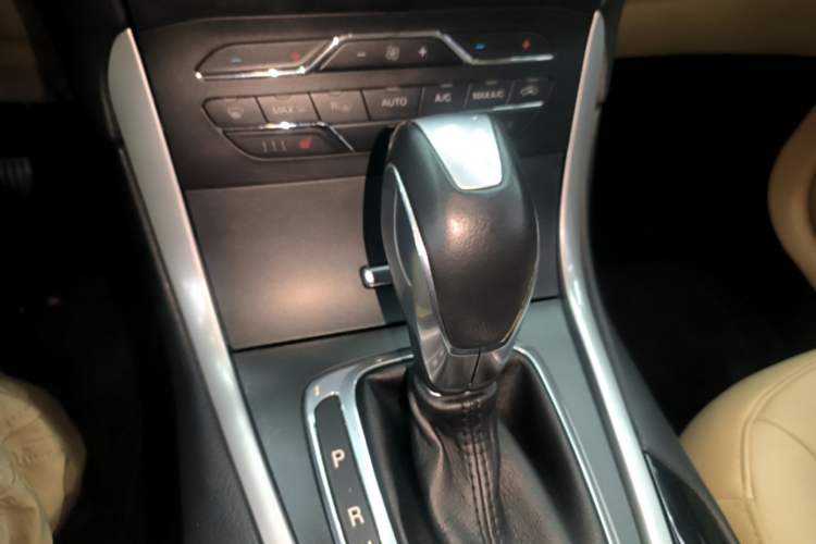 Used Ford Edge 2015 2.0T GTDi Two-Wheel-Drive High-Line Version Gear Lever