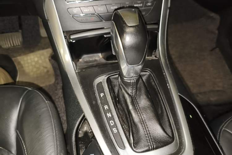 Used Ford Edge 2015 2.0T GTDi Two-Wheel-Drive High-Line Version Gear Lever