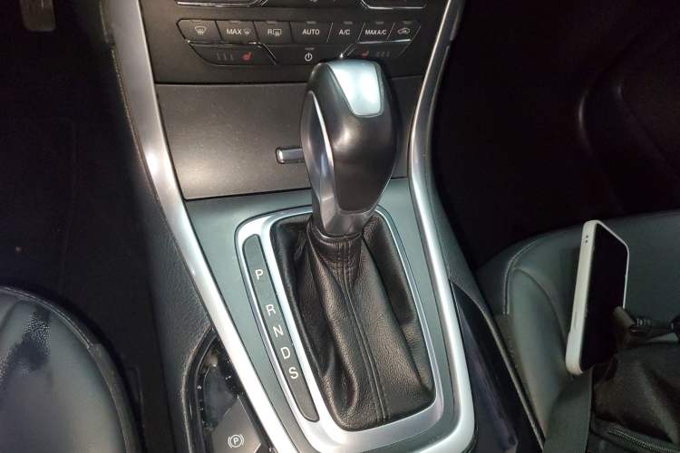 Used Ford Edge 2015 2.0T GTDi Two-Wheel-Drive High-Line Version Gear Lever