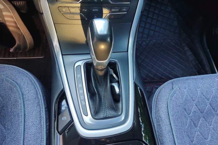 Used Ford Edge 2015 2.0T GTDi Two-Wheel-Drive High-Line Version Gear Lever