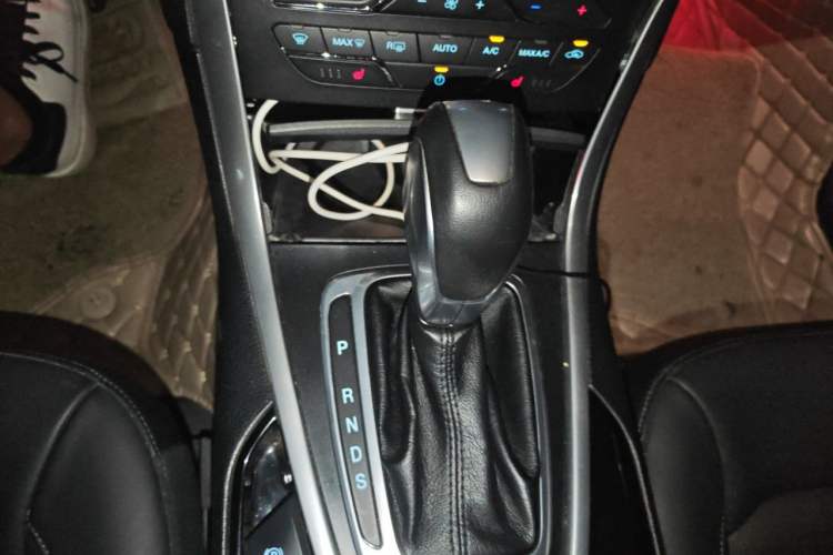 Used Ford Edge 2015 2.0T GTDi Two-Wheel-Drive High-Line Version Gear Lever