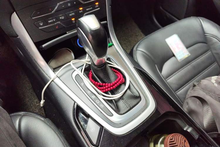 Used Ford Edge 2015 2.0T GTDi Two-Wheel-Drive High-Line Version Gear Lever
