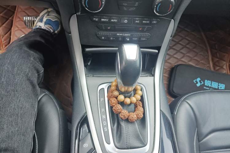 Used Ford Edge 2015 2.0T GTDi Two-Wheel-Drive Platinum Edition Gear Lever