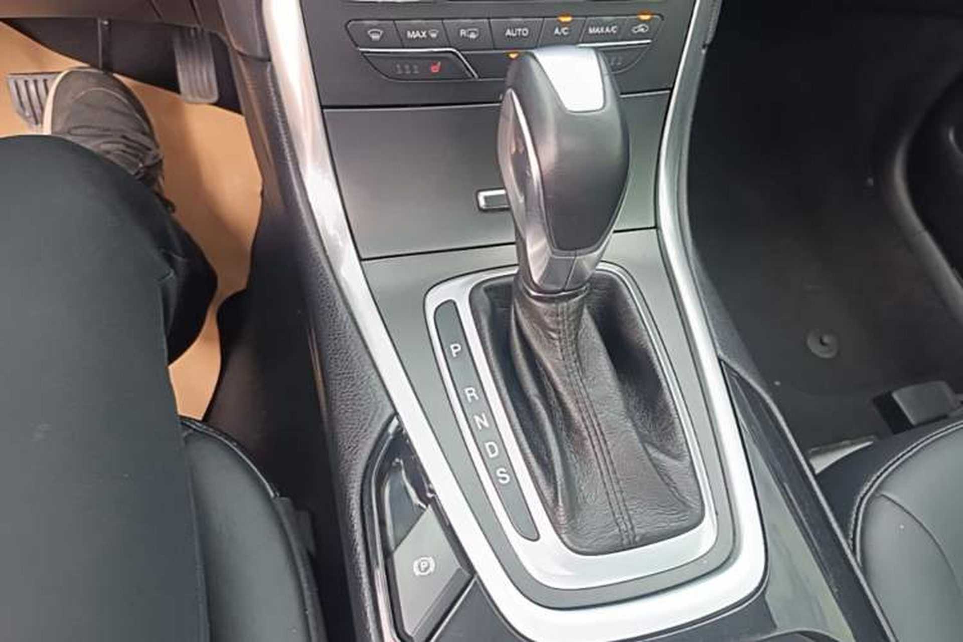 Used Ford Edge 2015 2.0T GTDi Two-Wheel-Drive High-Line Version Gear Lever