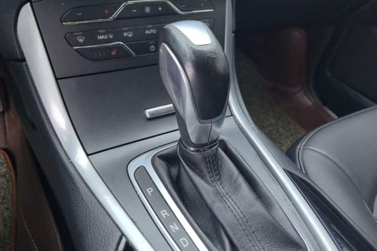 Used Ford Edge 2015 2.0T GTDi Two-Wheel-Drive High-Line Version Gear Lever