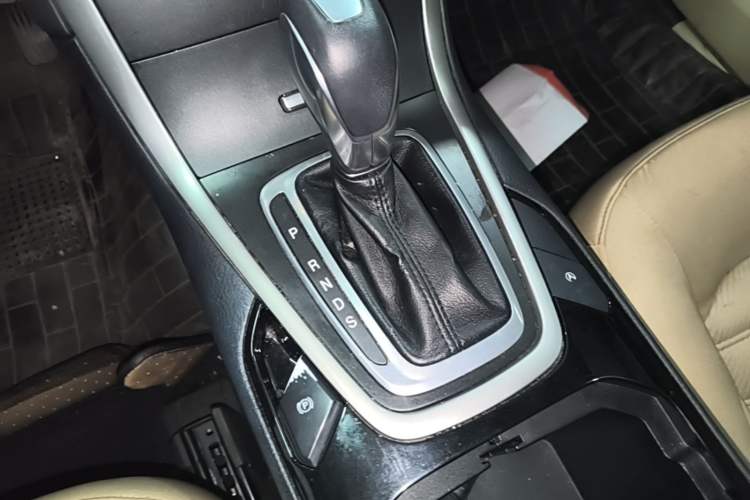 Used Ford Edge 2015 2.0T GTDi Two-Wheel-Drive Elite Edition Gear Lever