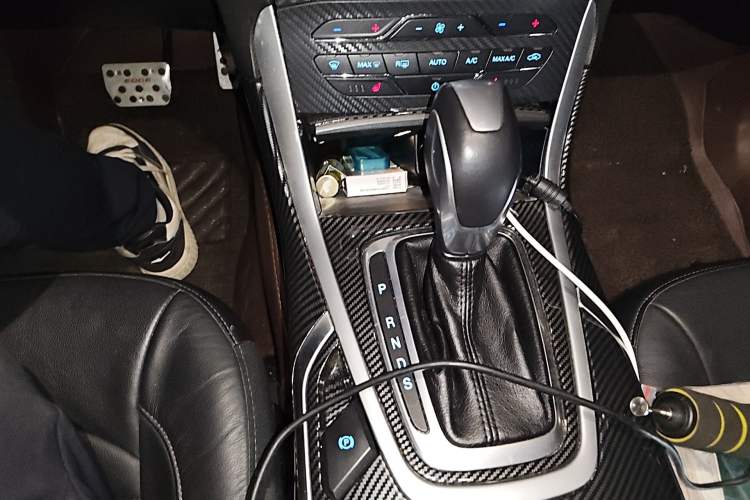 Used Ford Edge 2015 2.0T GTDi Two-Wheel-Drive High-Line Version Gear Lever