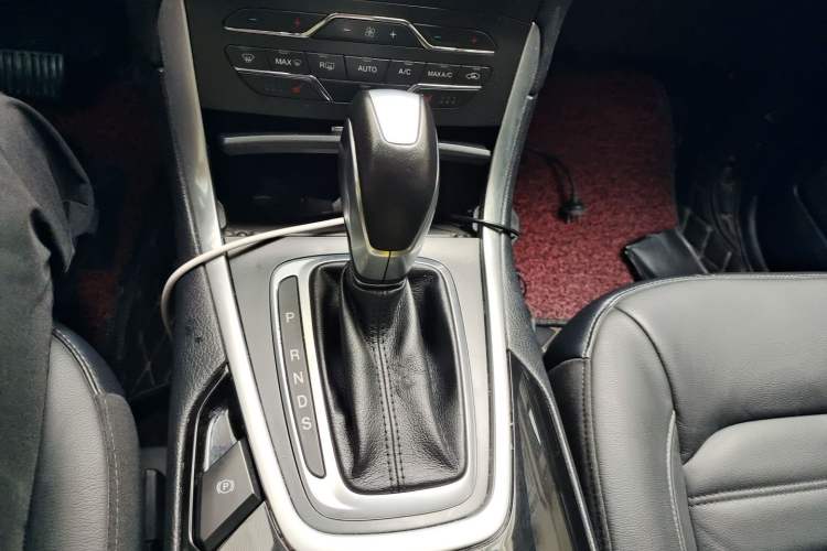 Used Ford Edge 2015 2.0T GTDi Two-Wheel-Drive High-Line Version Gear Lever