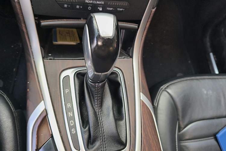 Used Ford Edge 2015 2.0T GTDi Two-Wheel-Drive Platinum Edition Gear Lever