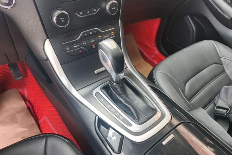 Used Ford Edge 2015 2.0T GTDi Two-Wheel-Drive High-Line Version Gear Lever