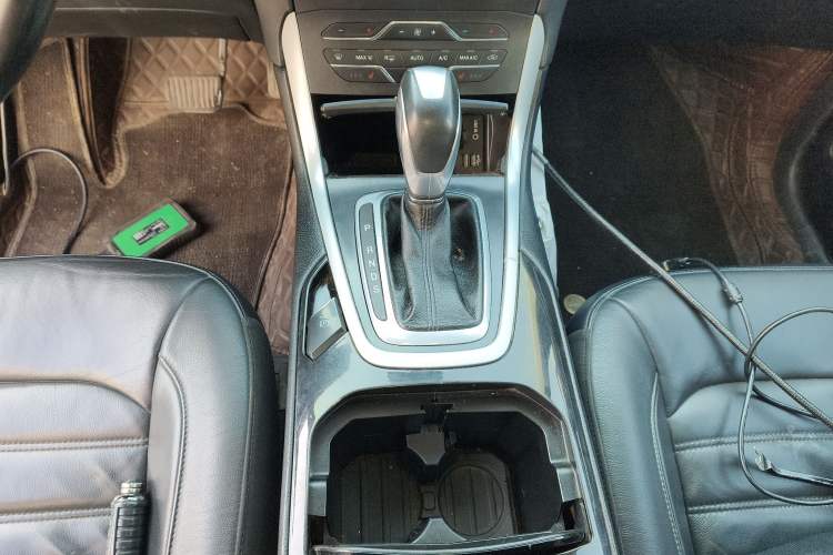 Used Ford Edge 2015 2.0T GTDi Two-Wheel-Drive High-Line Version Gear Lever