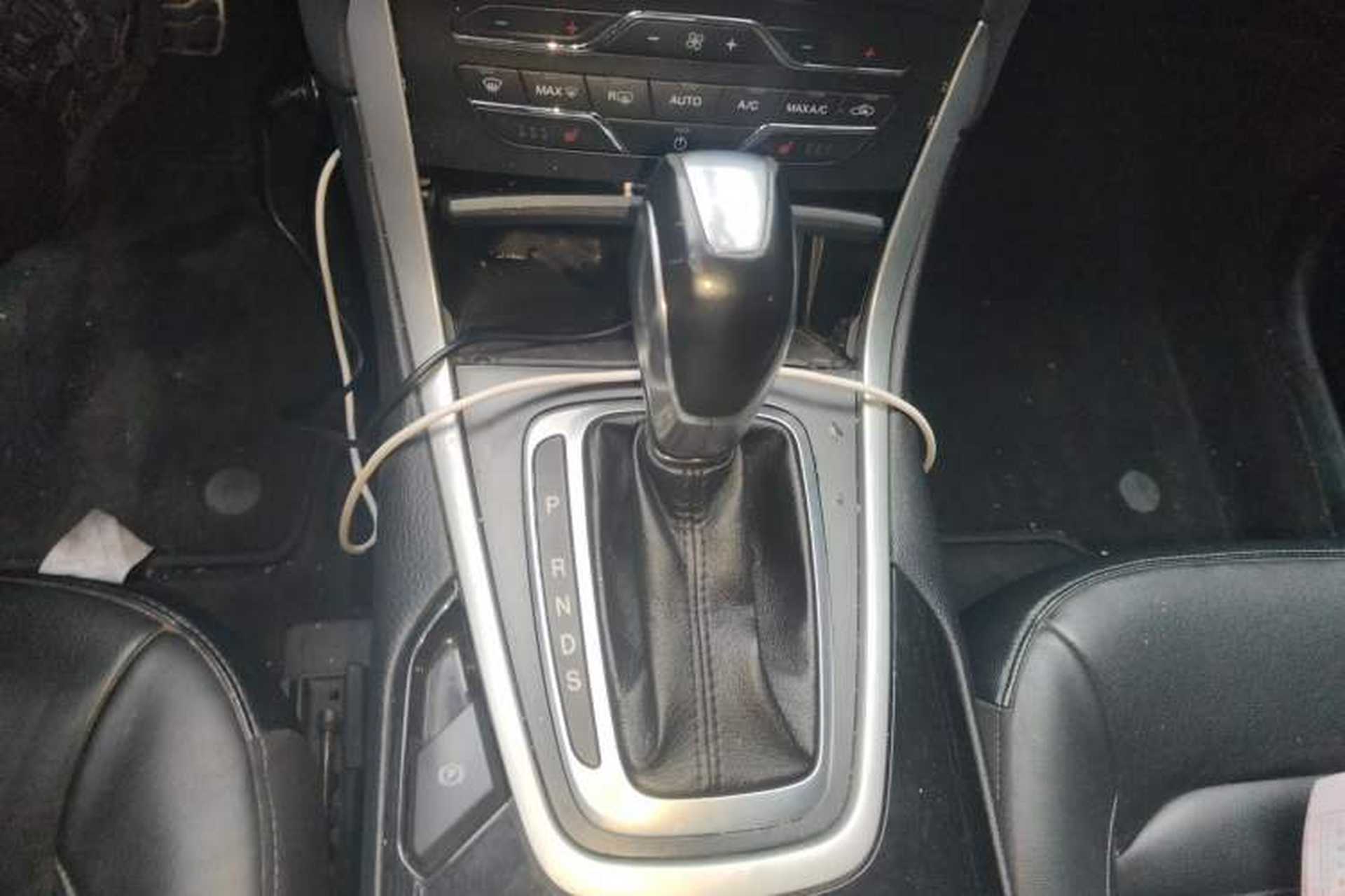Used Ford Edge 2015 2.0T GTDi Two-Wheel-Drive High-Line Version Gear Lever