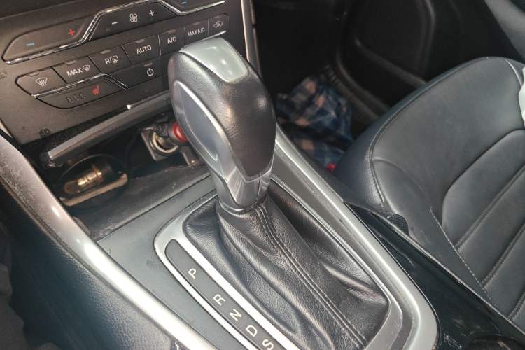 Used Ford Edge 2015 2.0T GTDi Two-Wheel-Drive High-Line Version Gear Lever