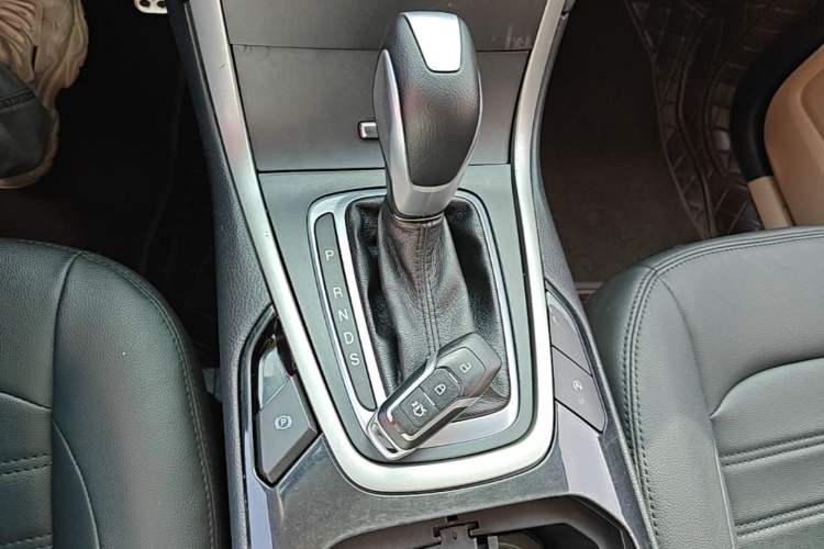 Used Ford Edge 2015 2.0T GTDi Two-Wheel-Drive Elite Edition Gear Lever