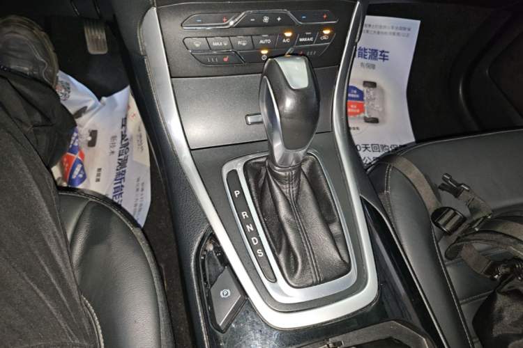 Used Ford Edge 2015 2.0T GTDi Two-Wheel-Drive High-Line Version Gear Lever