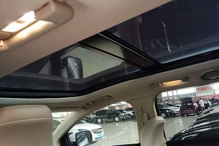 Used Ford Edge 2015 2.0T GTDi 4x4 High-Grade Model Headliner