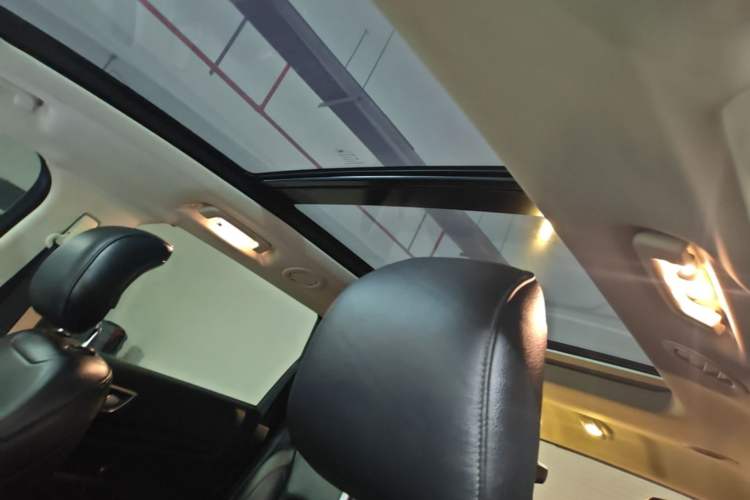 Used Ford Edge 2015 2.0T GTDi Two-Wheel-Drive High-Line Version Headliner