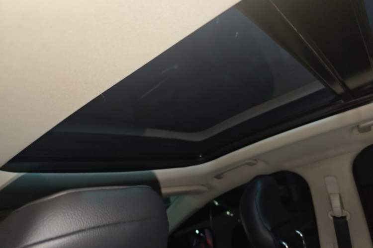 Used Ford Edge 2015 2.0T GTDi Four-Wheel Drive Prestige Model Headliner