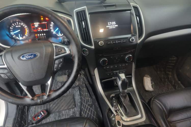 Used Ford Edge 2015 2.0T GTDi Two-Wheel-Drive Platinum Edition Interior 2