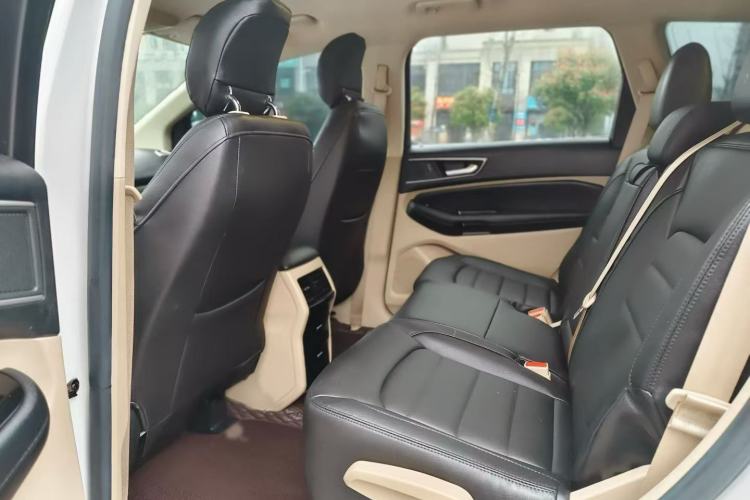 Used Ford Edge 2015 2.0T GTDi Two-Wheel-Drive Elite Edition Interior 3