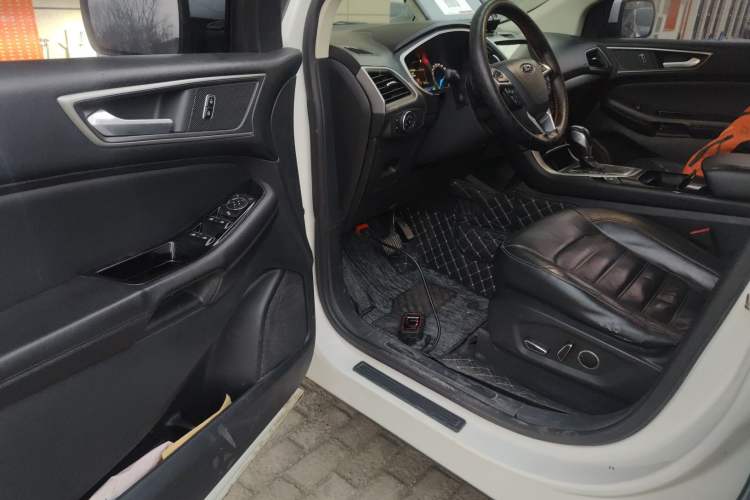 Used Ford Edge 2015 2.0T GTDi Two-Wheel-Drive Platinum Edition Interior 3