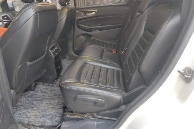 Used Ford Edge 2015 2.0T GTDi Two-Wheel-Drive Platinum Edition Interior 4