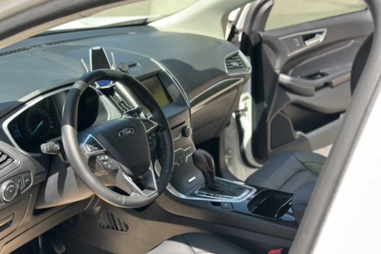 Used Ford Edge 2015 2.0T GTDi 4x4 High-Grade Model Interior 4