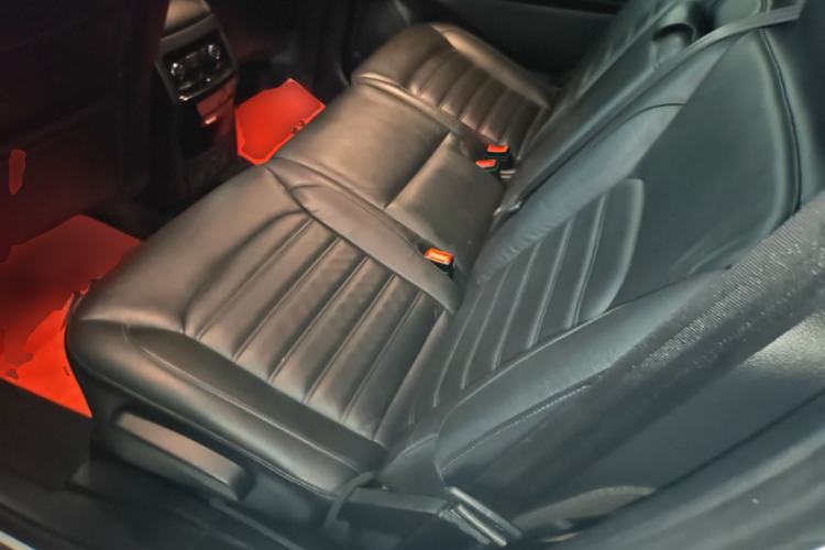 Used Ford Edge 2015 2.0T GTDi Two-Wheel-Drive High-Line Version Left Rear Seat