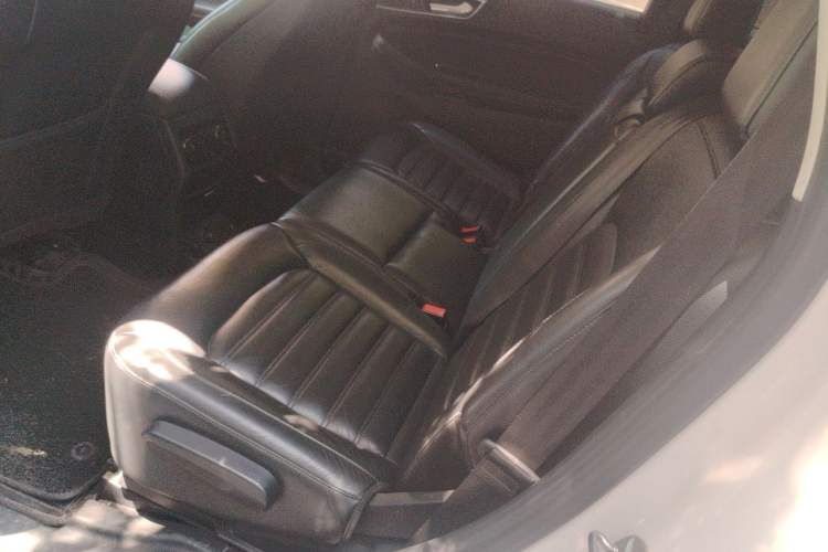 Used Ford Edge 2015 2.0T GTDi Two-Wheel-Drive High-Line Version Left Rear Seat