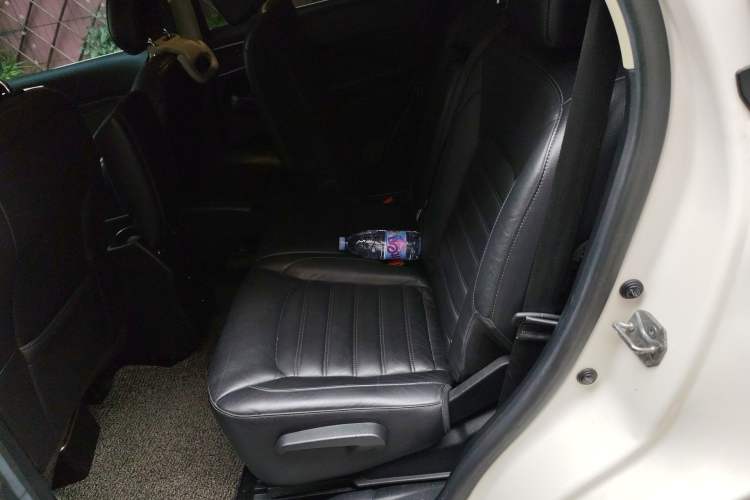 Used Ford Edge 2015 2.0T GTDi Two-Wheel-Drive High-Line Version Left Rear Seat