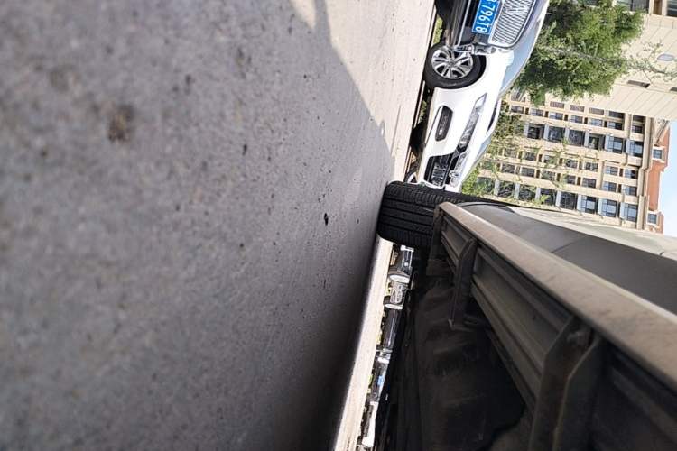 Used Ford Edge 2015 2.0T GTDi Two-Wheel-Drive High-Line Version Left Side Sill