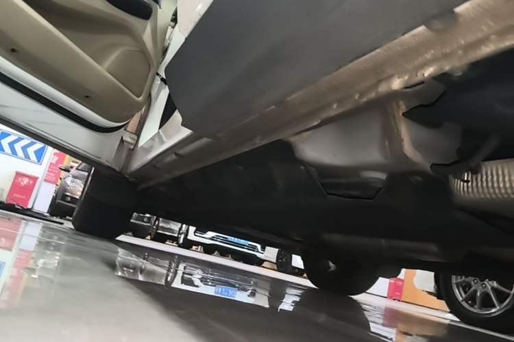 Used Ford Edge 2015 2.0T GTDi Two-Wheel-Drive Elite Edition Left Side Sill