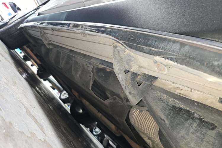 Used Ford Edge 2015 2.0T GTDi Two-Wheel-Drive High-Line Version Left Side Sill