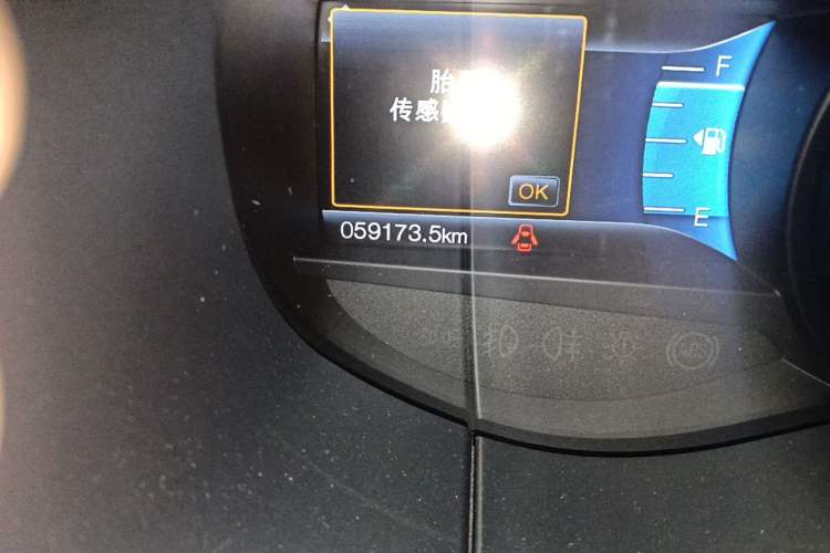 Used Ford Edge 2015 2.0T GTDi Two-Wheel-Drive High-Line Version Odometer Close Up