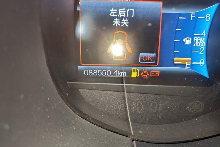 Used Ford Edge 2015 2.0T GTDi 4x4 High-Grade Model Odometer Close Up