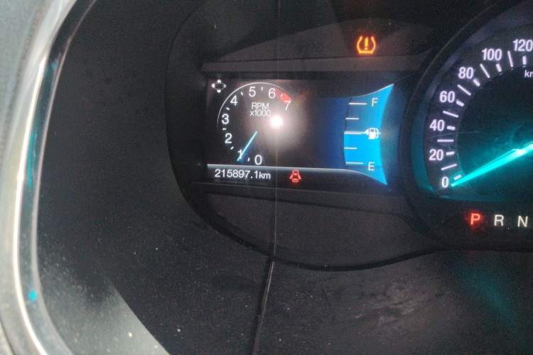 Used Ford Edge 2015 2.0T GTDi Two-Wheel-Drive High-Line Version Odometer Close Up