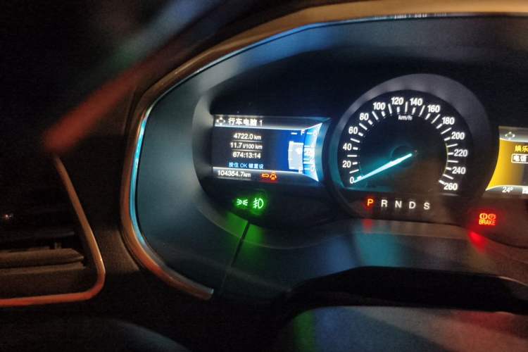 Used Ford Edge 2015 2.0T GTDi Two-Wheel-Drive High-Line Version Odometer Close Up