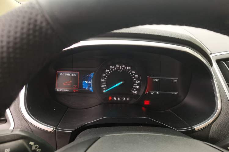 Used Ford Edge 2015 2.0T GTDi 4x4 High-Grade Model Odometer Close Up
