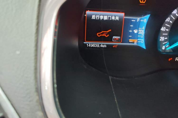 Used Ford Edge 2015 2.0T GTDi 4x4 High-Grade Model Odometer Close Up