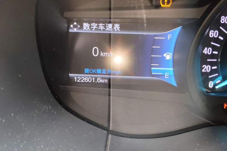 Used Ford Edge 2015 2.0T GTDi 4x4 High-Grade Model Odometer Close Up