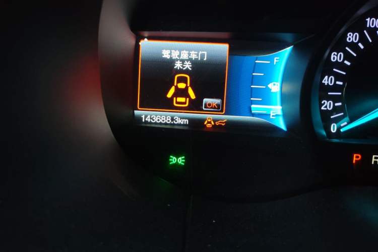 Used Ford Edge 2015 2.0T GTDi 4x4 High-Grade Model Odometer Close Up