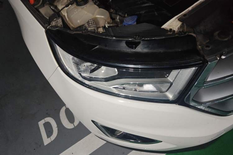 Used Ford Edge 2015 2.0T GTDi Two-Wheel-Drive Platinum Edition Right Front Headlight