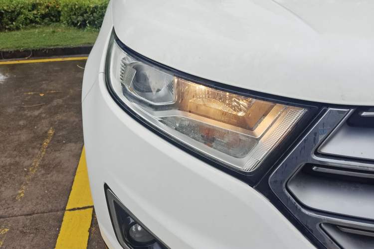 Used Ford Edge 2015 2.0T GTDi Two-Wheel-Drive Platinum Edition Right Front Headlight
