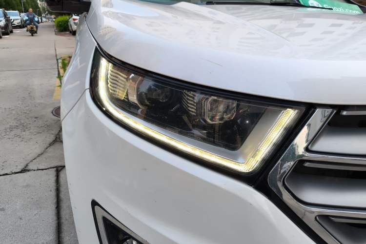 Used Ford Edge 2015 2.0T GTDi Two-Wheel-Drive High-Line Version Right Front Headlight