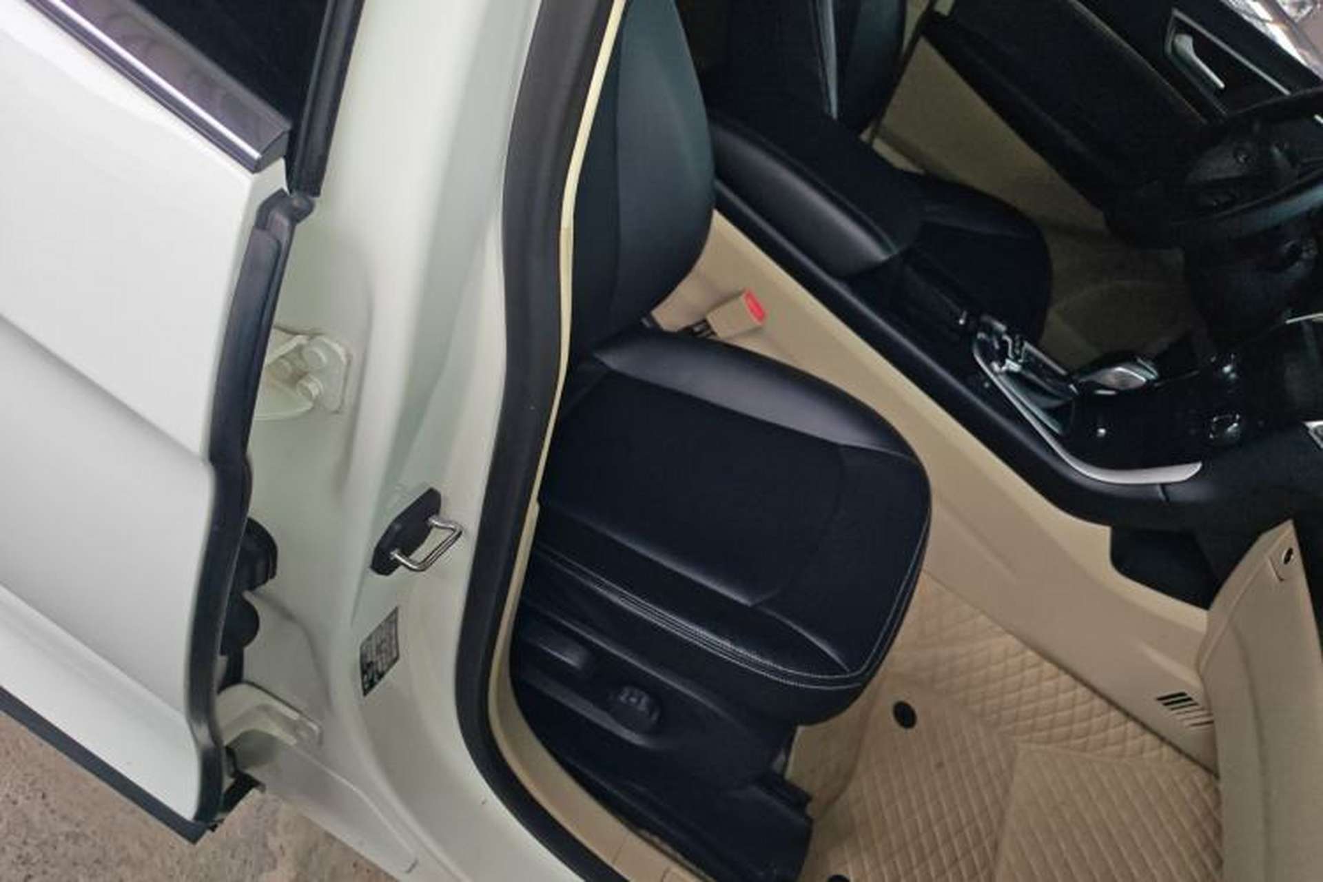 Used Ford Edge 2015 2.0T GTDi Two-Wheel-Drive Elite Edition Right Front Seat