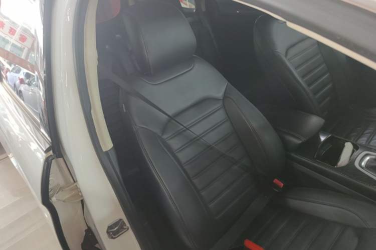 Used Ford Edge 2015 2.0T GTDi Two-Wheel-Drive High-Line Version Right Front Seat
