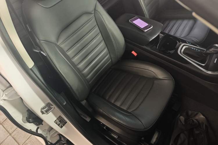 Used Ford Edge 2015 2.0T GTDi Two-Wheel-Drive High-Line Version Right Front Seat