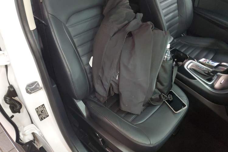 Used Ford Edge 2015 2.0T GTDi Two-Wheel-Drive High-Line Version Right Front Seat