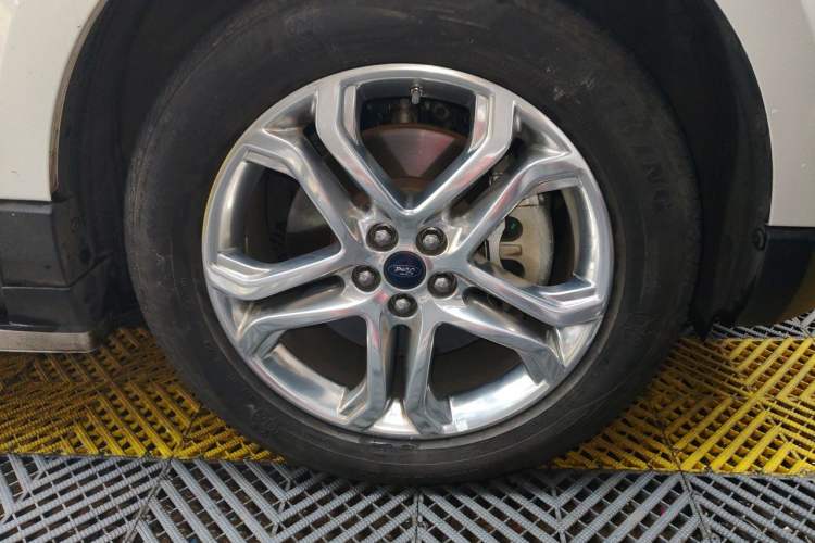 Used Ford Edge 2015 2.0T GTDi Two-Wheel-Drive High-Line Version Right Front Wheel Hub
