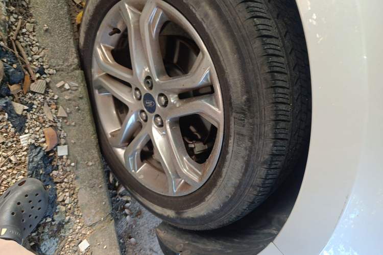 Used Ford Edge 2015 2.0T GTDi Two-Wheel-Drive High-Line Version Right Front Wheel Hub